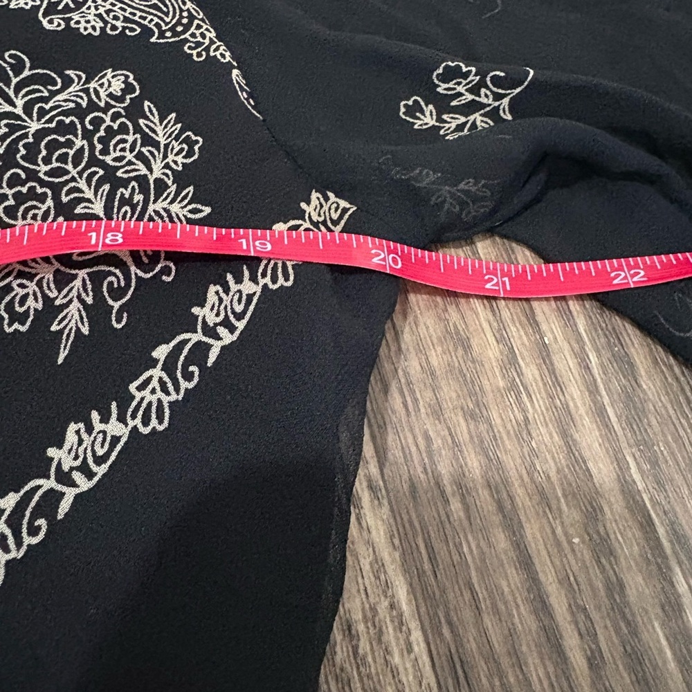 New York City Design Co Black/White Paisley Blouse Size M Silk Long Sleeve - Picture 6 of 7